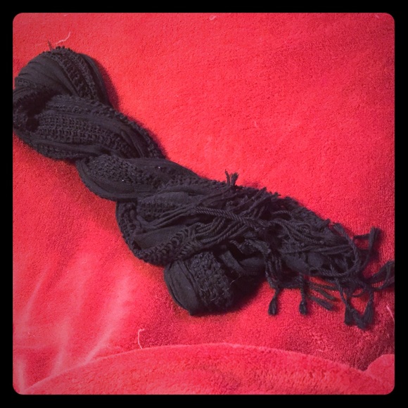 Lightweight black scarf