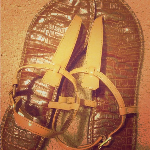 Sam Edelman Gigi sandals in almond patent size 8.5