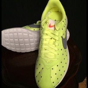 NWT W ROSHE LD-1000 NIKE NEON YELLOW VOLT RUNNING