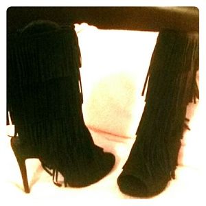 Blk heels with fringes on them