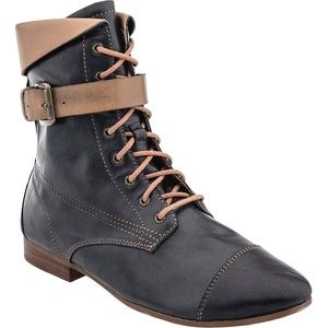 Juil Lelo ankle boot size 8 US