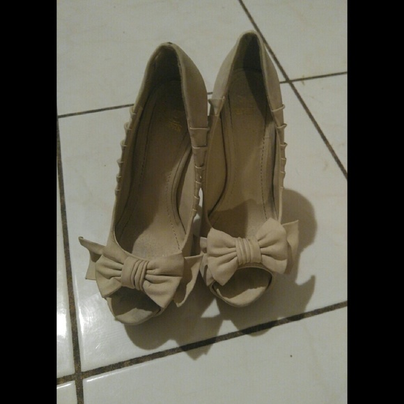 Shiekh shoe's front bow heel