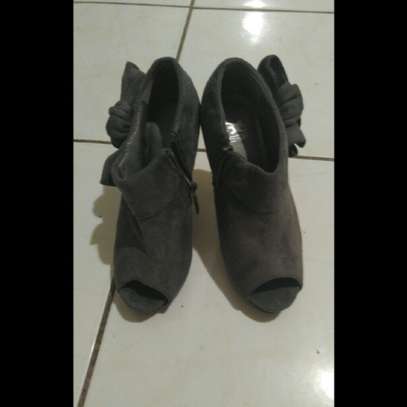 Shiekh shoe's gray boot heel