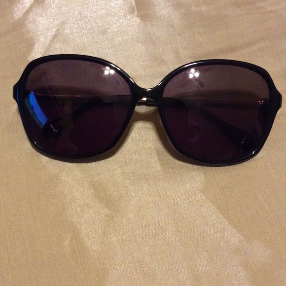 Lilly Pulitzer Accessories - Lilly Pulitzer sunglasses Hold bluejaygirl123 5-31