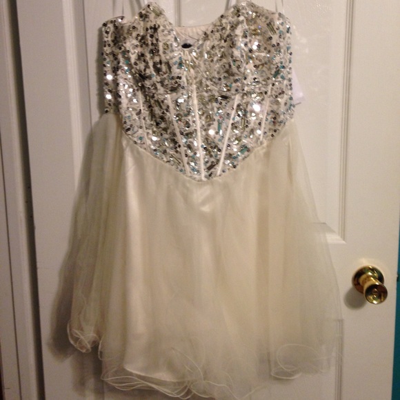 ✨PROM DRESS✨ strapless ivory with beaded detail.