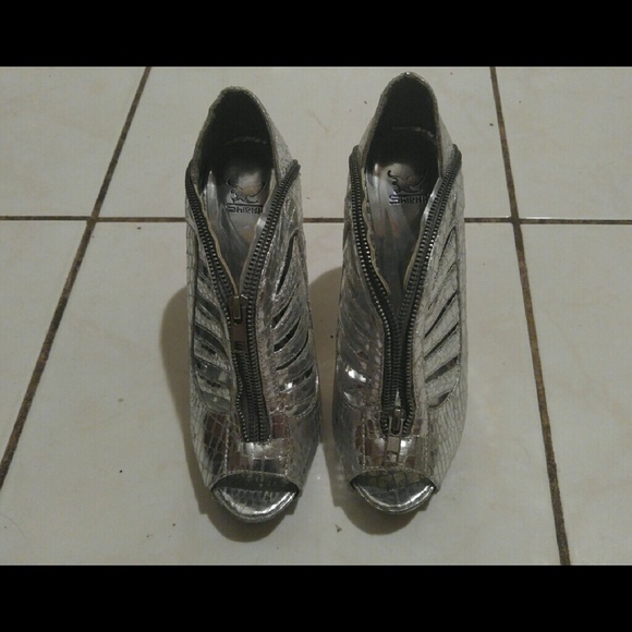 Shiekh shoe's silver bootie
