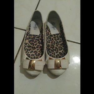 .:SOLD:. White flats with white gold bow in front
