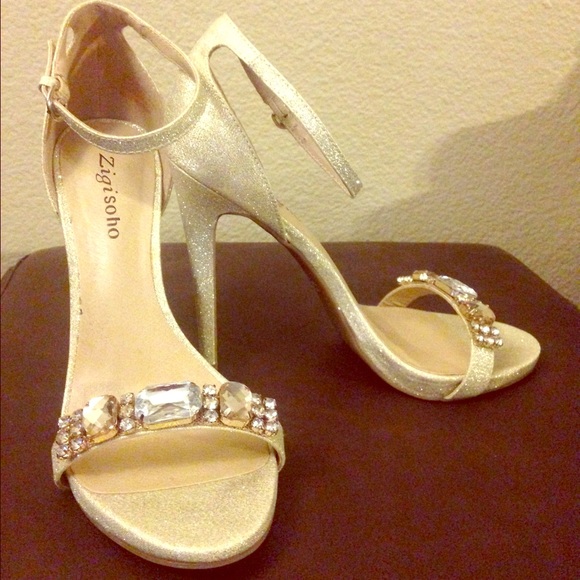 NWOT Sparkly Zigi Soho Magdalena Gold Sandal!