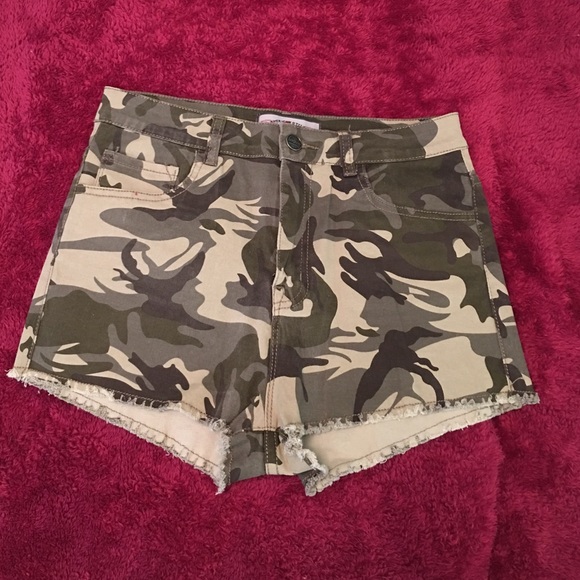 CAMOUFLAGE HIGH WAISTED SHORTS