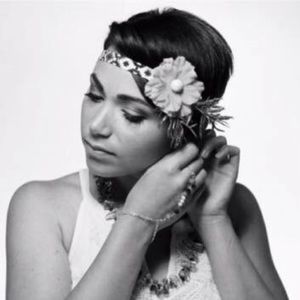 Meet your Posher, The jeweled feather