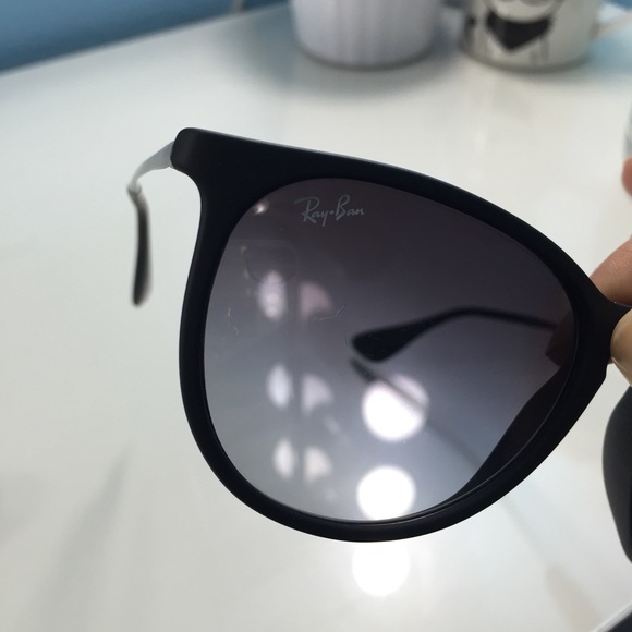 Slightly used ray ban - come with case / tag - Picture 3 of 4