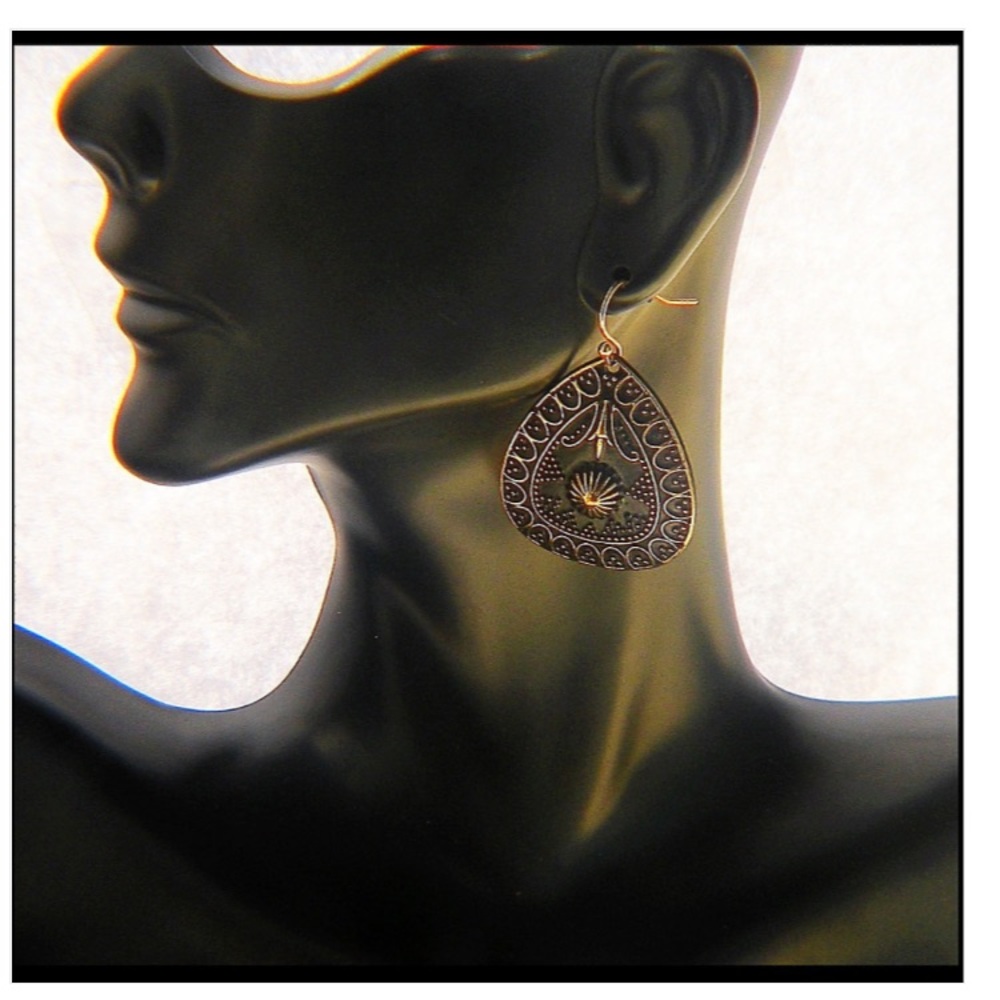 🌺FINAL SALE🌺Embossed Iconic Teardrop Earrings