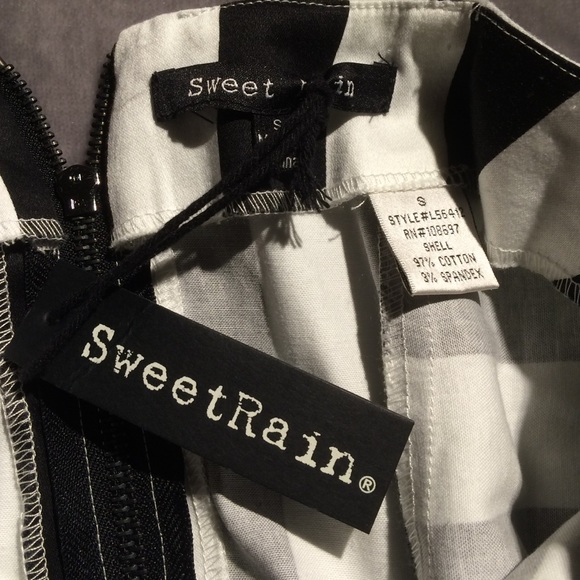 Black and White Skirt - Picture 3 of 4