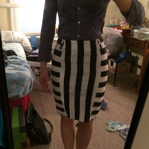 Black and White Skirt - Picture 4 of 4