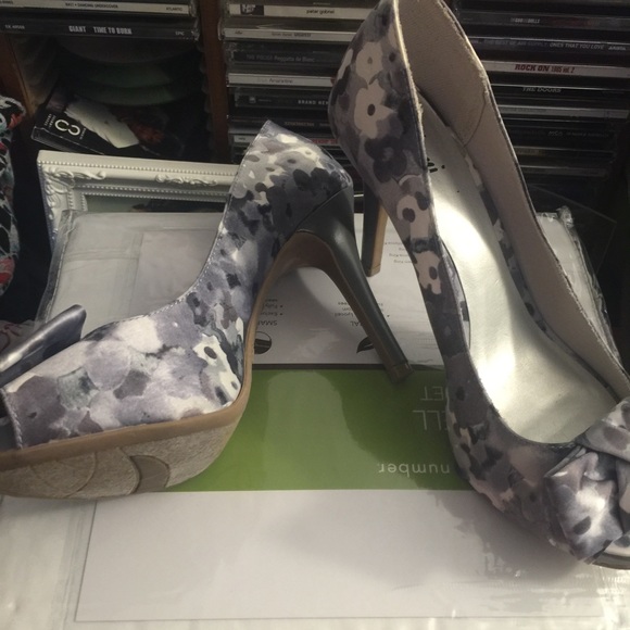 Spring closet cleaning and have to many shoes!! - Picture 2 of 3