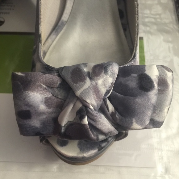 Spring closet cleaning and have to many shoes!! - Picture 3 of 3