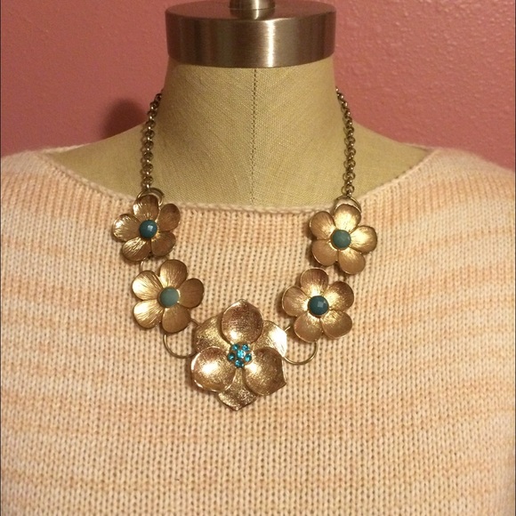 Floral necklace, perfect for a cute spring outfit!