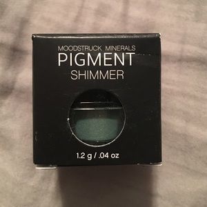 Younique Moodstruck Minerals Pigment in DIGNIFY