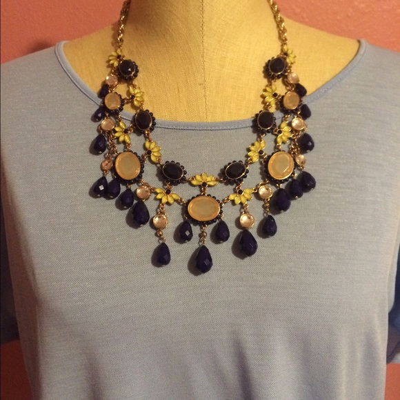 Gorgeous statement necklace!