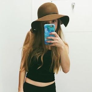 Brown floppy hat!