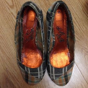 Plaid-like Pumps