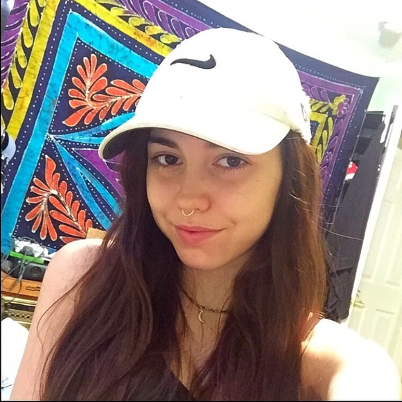 PLEASE READ 🌸Meet your posher • Cierra🌸 - Picture 2 of 4