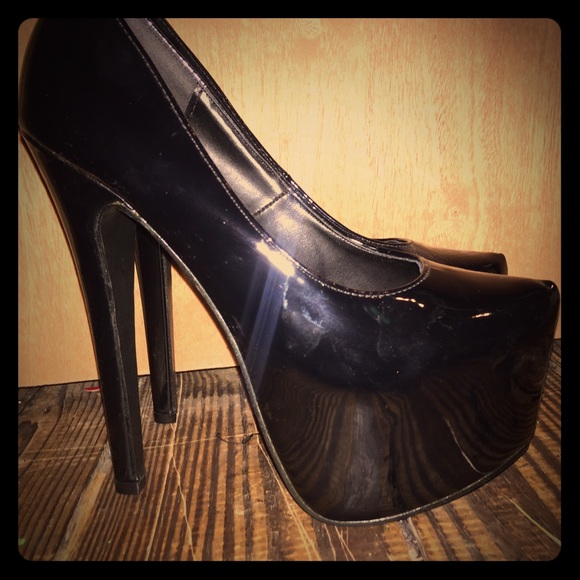 Sexy black pump