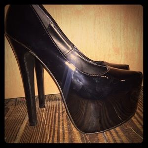 Sexy black pump