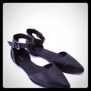 Black pointed flats with strap