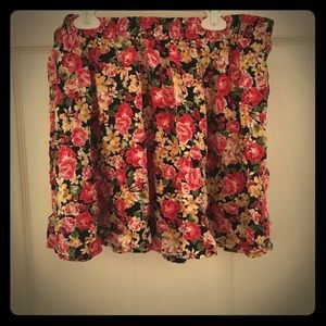 Cute short plus size floral skirt!