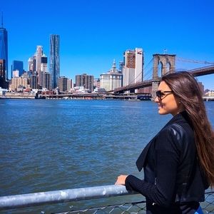 Meet your Posher, Mona