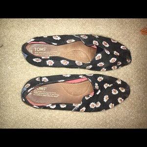 TOMS Flowered shoes *flexible with price*