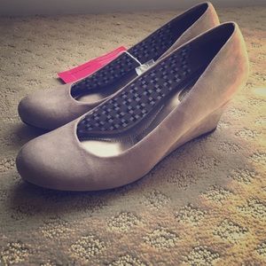 Nude/tan Wedges