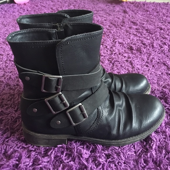 Short black zip up boots