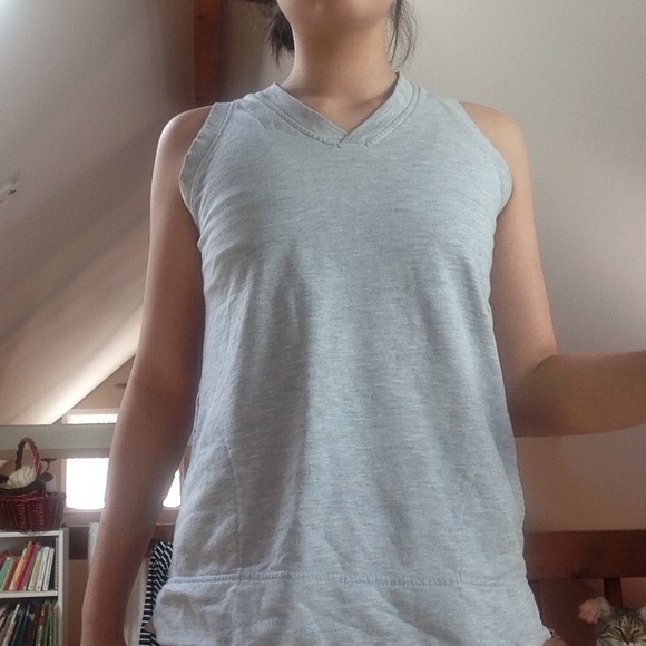 Sleeveless v neck sweatshirt with pockets - Picture 2 of 2