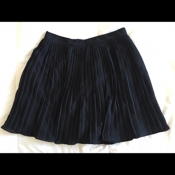 Pleated Skirt Arestta black  – size 8 - NEW