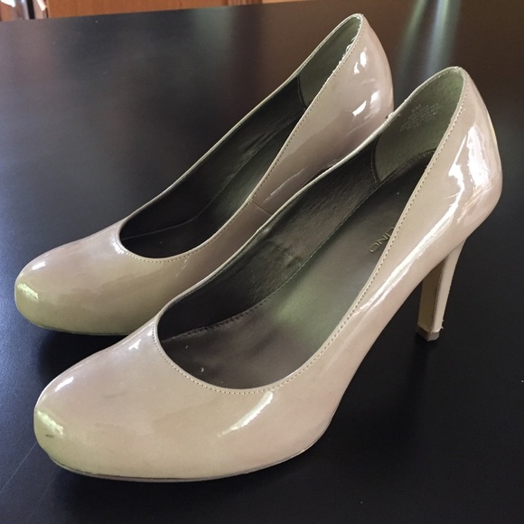 Nude/Latte Bandolino Eladia Pumps - Patent Leather