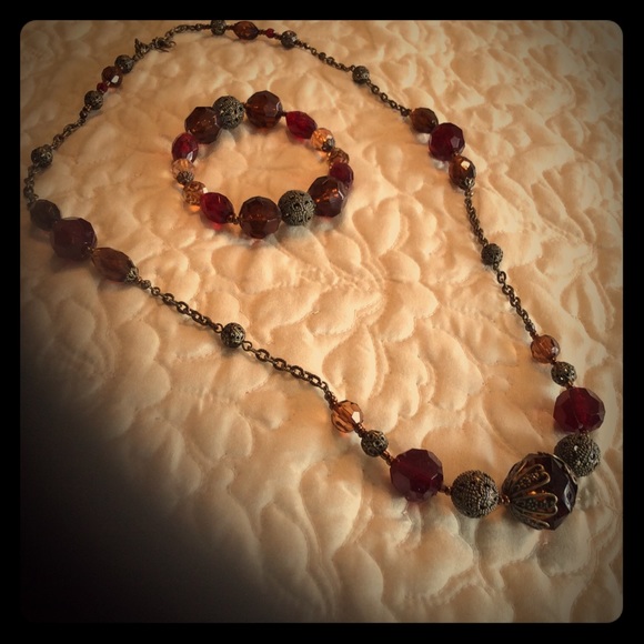 Jewelry - Vintage long beaded neclace w/matching bracelet