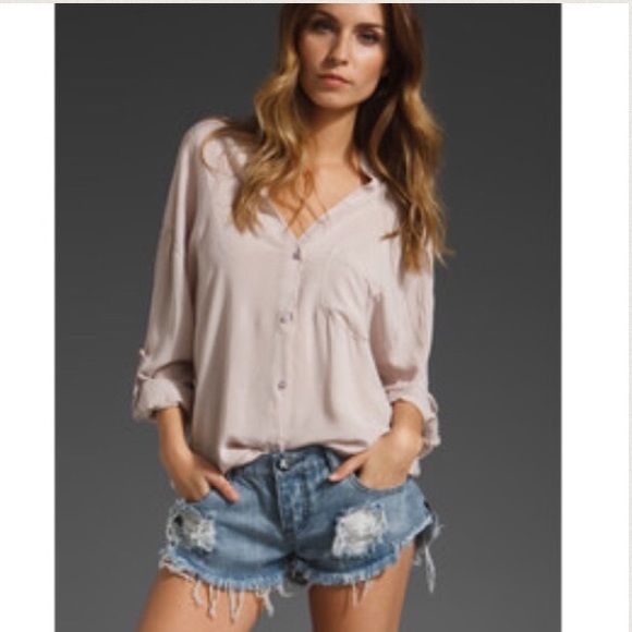 ADDITIONAL PICS BRANDY MELVILLE BLUSH BUTTON UP