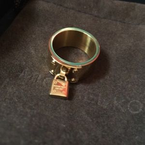 Mk gold ring size 6
