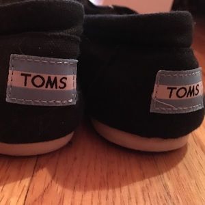 Black TOMS