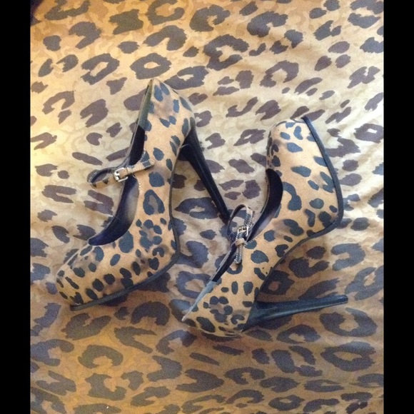 Vera Wang pumps
