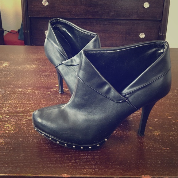4 1/2" Black studded booties - Picture 1 of 1