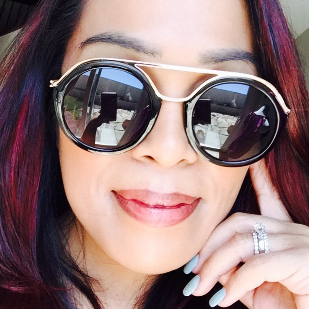 🌞 Black Sunnies With Gold Trim 🌞 - Picture 3 of 5
