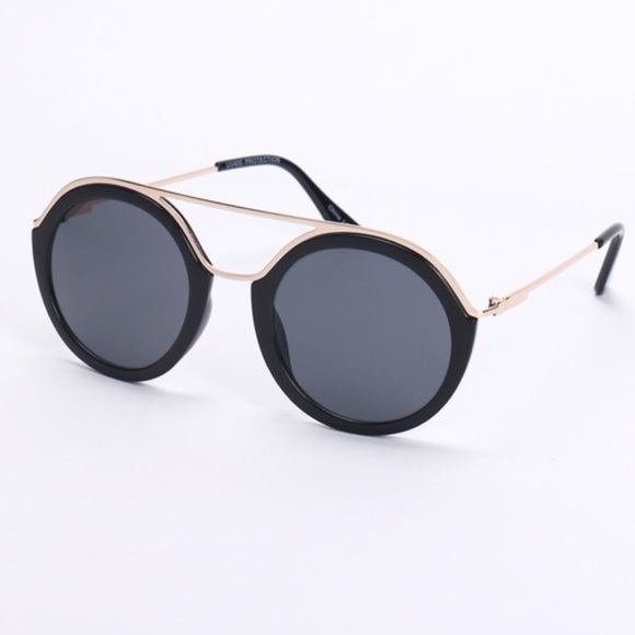 🌞 Black Sunnies With Gold Trim 🌞 - Picture 2 of 5