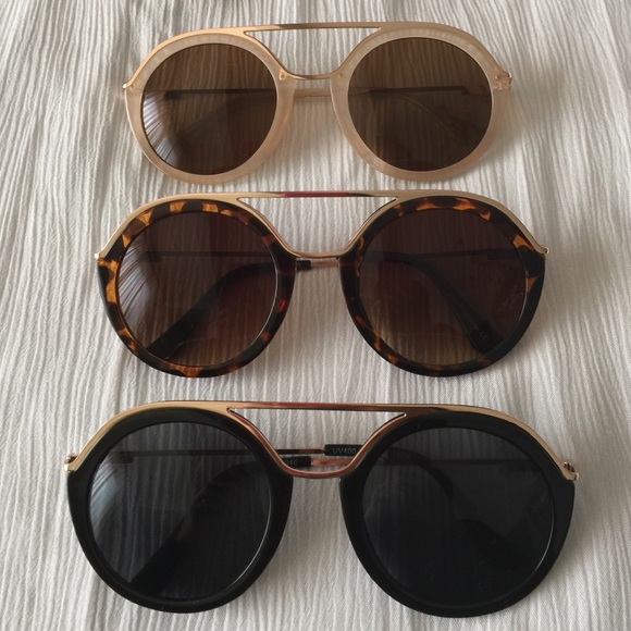 🌞 Black Sunnies With Gold Trim 🌞 - Picture 5 of 5