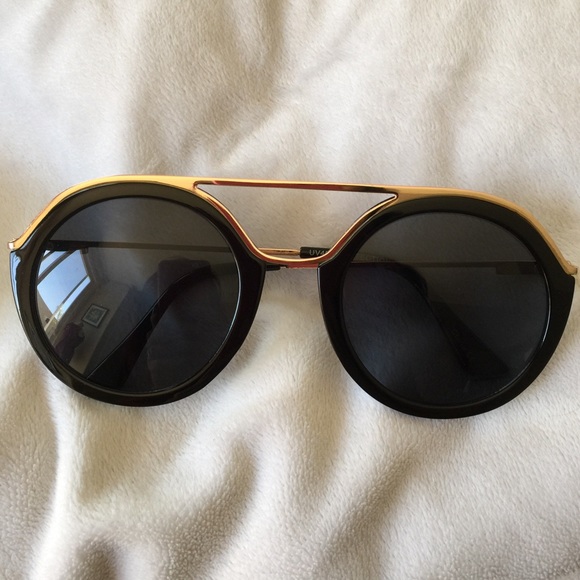 🌞 Black Sunnies With Gold Trim 🌞 - Picture 4 of 5