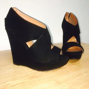 Black wedges