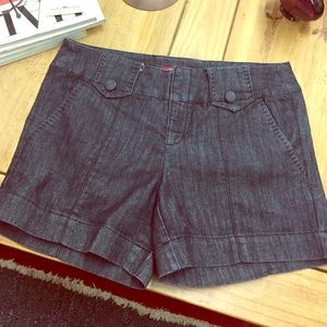 One tone authentic denim with buttons and4 pockets