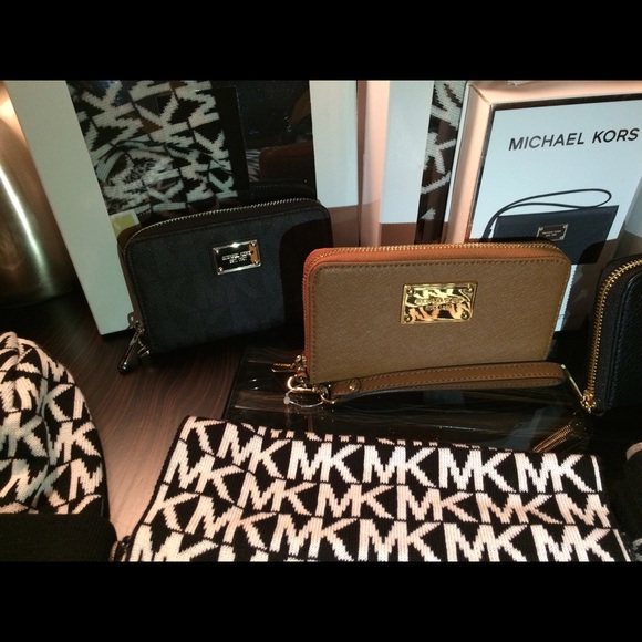 Selling my Michael Kors Collection! - Picture 2 of 4